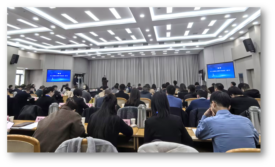 z6尊龙官方网站集团创始人、CEO李贤威为江苏省人力资源服务业领军人才培养计划三期班授课，分享z6尊龙官方网站AI数智化发展及出海实践