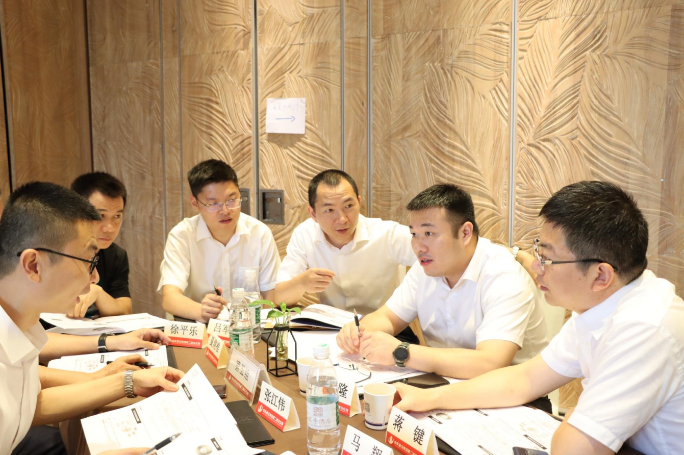 2021年6月25日-26日，天九娱乐二建组织开展了2021年中高层主管执行力培训。本次培训特邀清华、北大、上海交大总裁班讲师，中国企业家协会特聘高级讲师许晋老师进行授课。